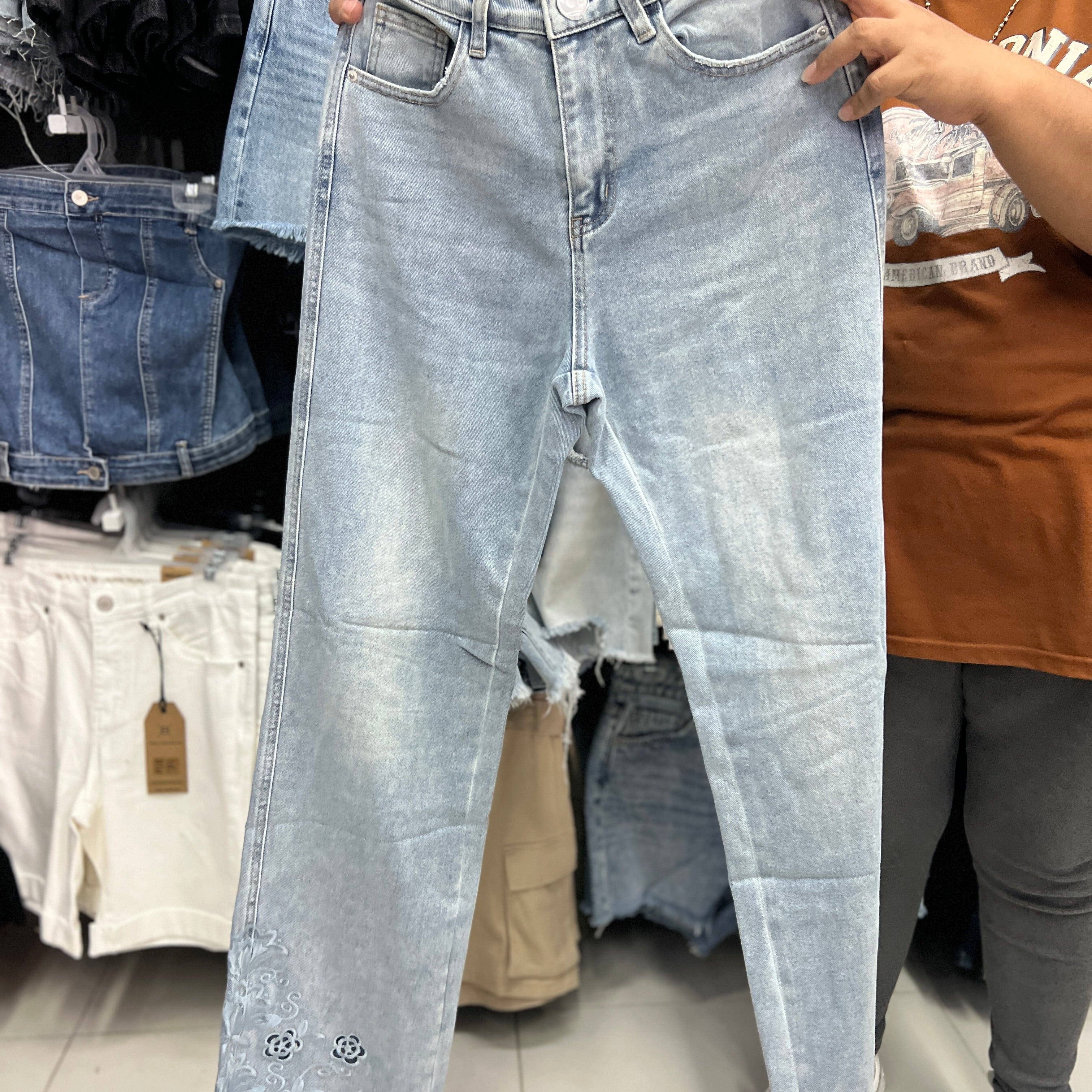 Pantalón Mezclilla Corte Wide Leg Detalle de Flor Bordado DouX DXD0401