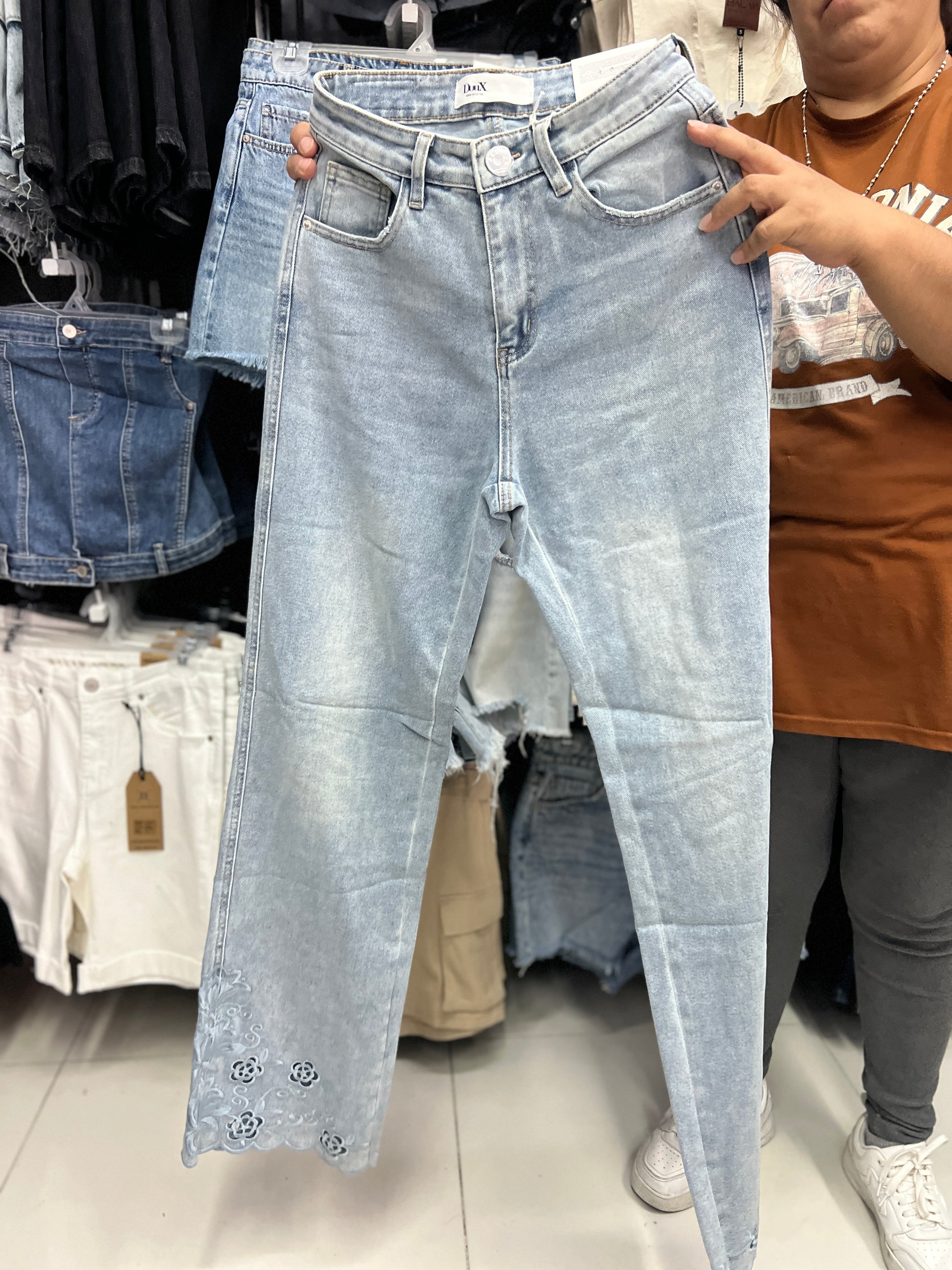 Pantalón Mezclilla Corte Wide Leg Detalle de Flor Bordado DouX DXD0401