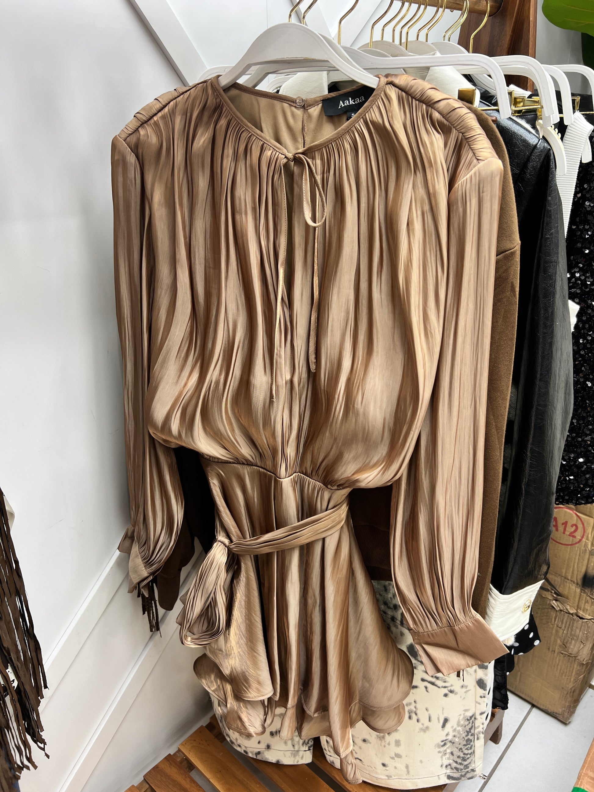 Mini Dress Organza Cintura Anudada al Frente Manga Larga Aakaa